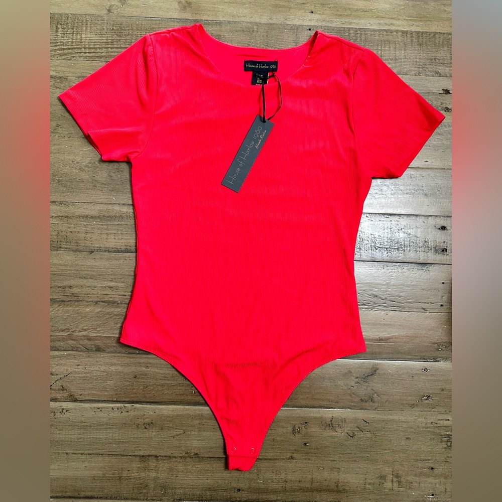 NWT House of Harlow red ribbed short sleeve bodysuit - Size M
